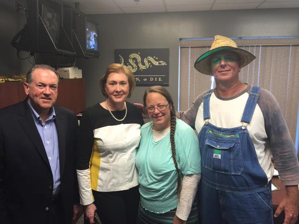 De gauche à droite: Mike Huckabee, l'avocate de Kim Davis, Kim Davis et son mari. (Source: Twitter)