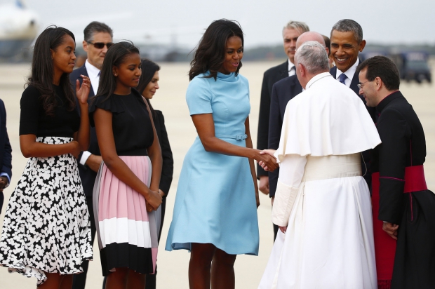 La famille Obama accueille le pape François à son arrivée à Washington
