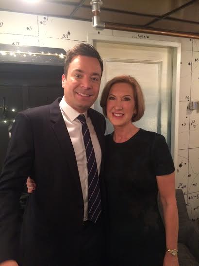 Carly Fiorina en compagnie de Jimmy Fallon, humoriste et animateur du Tonight Show (photo publiée sur son compte Twitter par la candidate républicaine)