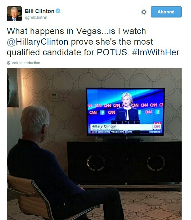 Traduction: Ce qu'il se passe à Vegas... c'est que je regarde Hillary Clinton prouver qu'elle est la candidate la plus qualifiée au poste de président des Etats-Unis.