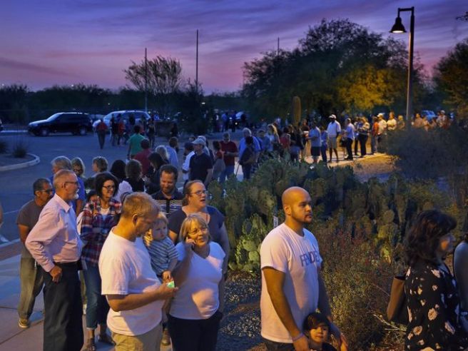 La file devant un bureau de vote de l'Arizona à 19h, heure à laquelle les bureaux de vote devaient normalement fermer leurs portes.