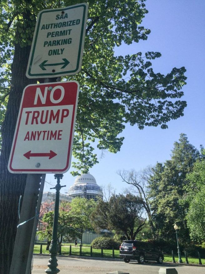 Un panneau de Plastic Jesus à deux pas du Capitole, Washington D.C.
