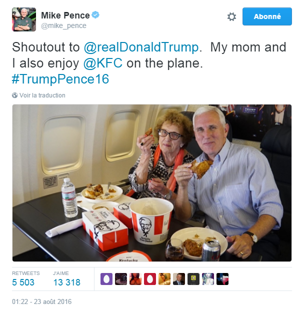 Traduction; Dédicace à Donald Trump. Ma mère et moi profitons également du KFC dans notre avion.