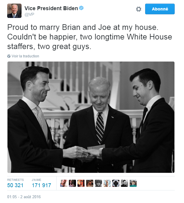 Traduction: Fier de marier Brian et Joe à mon domicile. Je ne pourrais pas être plus heureux, deux employés de longue date de la Maison Blanche, deux mecs super.