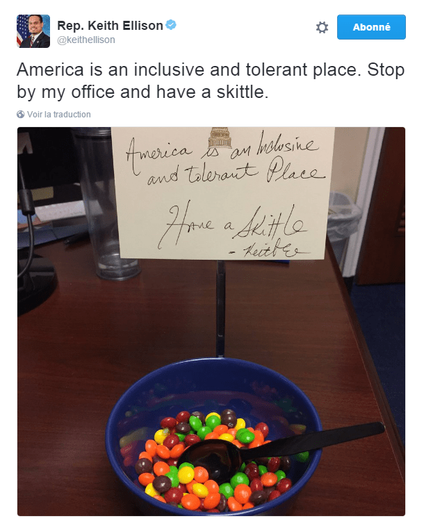 Traduction: L'Amérique est un pays ouvert et tolérant. Passez dans mon bureau et prenez un skittle.