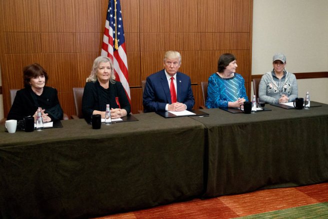 Conférence de presse de Donald Trump à St. Louis, Missouri. De gauche à droite: Kathleen Willey, Juanita Broaddrick, Donald Trump, Kathy Shelton, Paula Jones.