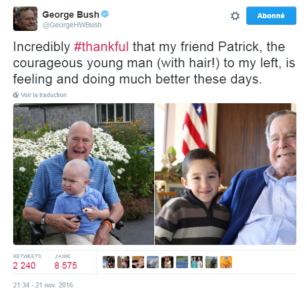 Traduction: Incroyablement heureux que mon ami Patrick, le courageux jeune homme (avec des cheveux!) à ma gauche, aille beaucoup mieux ces temps-ci.