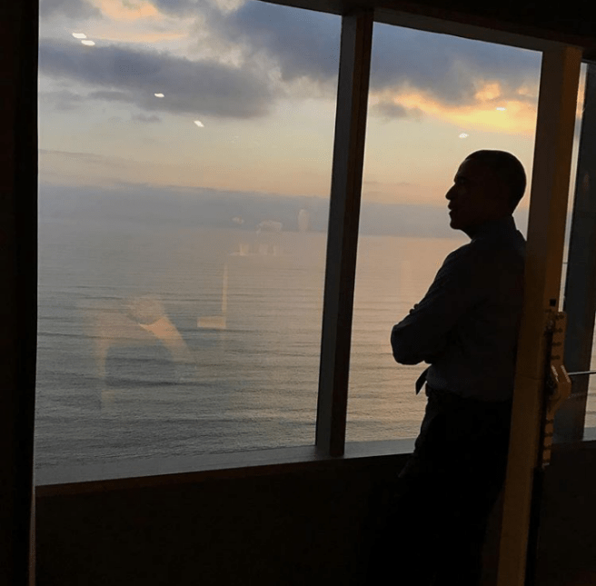 Barack Obama dans sa chambre d'hôtel à Lima, Pérou (Crédit: Pete Souza)