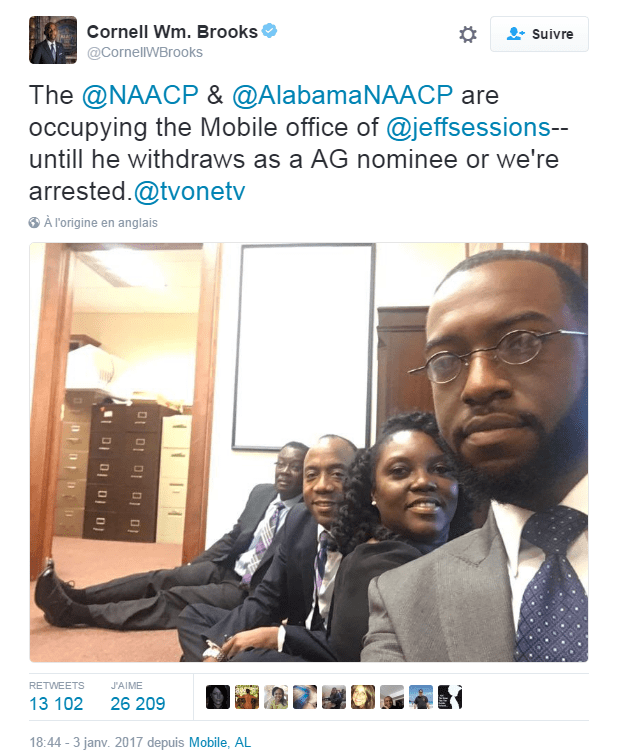 Traduction: La NAACP et la NAACP d'Alabama occupent le bureau de Jeff Sessions à Mobile - jusqu'à ce qu'il renonce au poste d'Attorney General à moins que nous ne soyons arrêtés. 