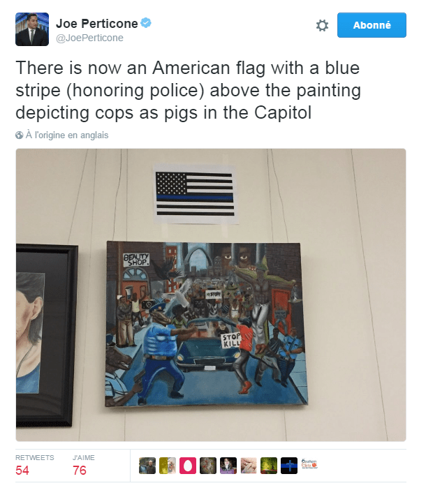 Traduction: Il y a maintenant un drapeau américain avec une bande bleue (pour honorer la police) au-dessus du tableau représentant des policiers en cochons au Capitole
