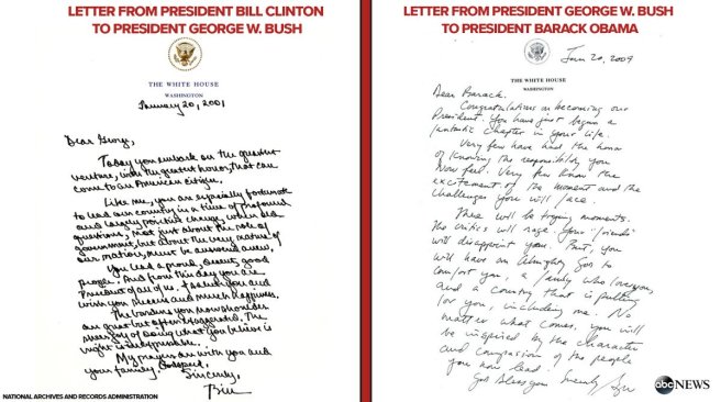 À gauche, la lettre de Bill Clinton à George W. Bush (2001). À droite, la lettre de George W. Bush à Barack Obama (2009).